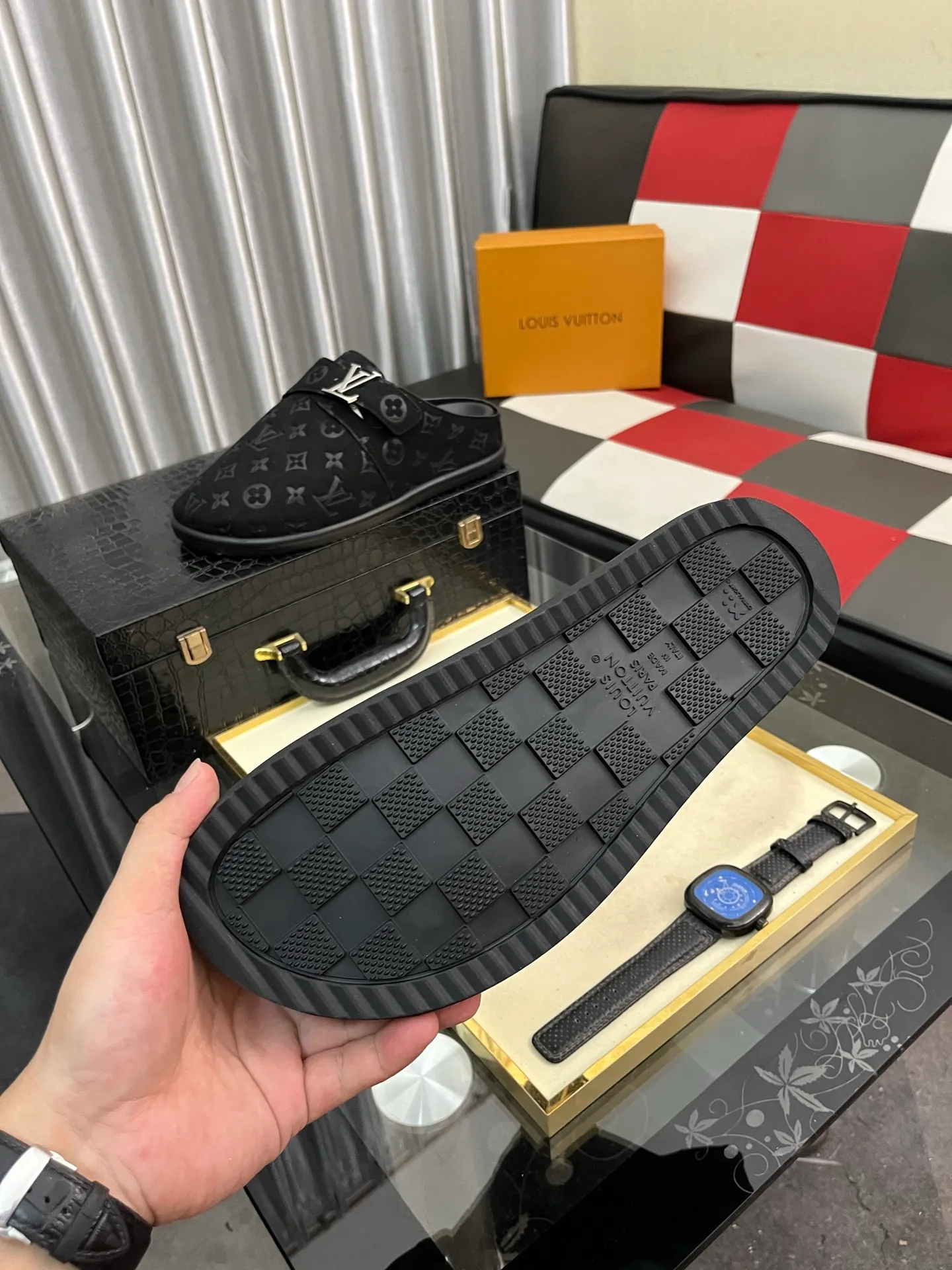 Men's shoes 💰380⌚️⌚️2025 new men's casual sandals and slippers, made of suede cow leather, with Monogram pattern to highlight the trendy style. Adjustable straps illuminated with LV letters, while a resilient insole and micro outsole provide lightweight comfort. Made of suede cow leather with embossed Monogram pattern and brand element metal hardware✅Adjustable straps➕Tough insole‼ ️Micro outsole. Comfortable and easy to wear‼ ️size: 38-446️⃣Colors available